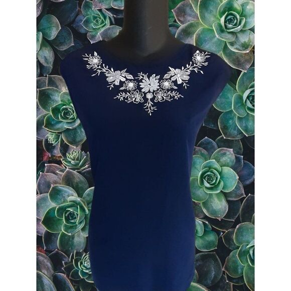 SALE🤑 XS Blue Sleeveless Top with White Embroidery by Bon Worth - Picture 1 of 3